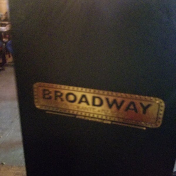 Foto tirada no(a) Broadway Ristorante &amp; Pizzeria por Clinton™ em 8/19/2018