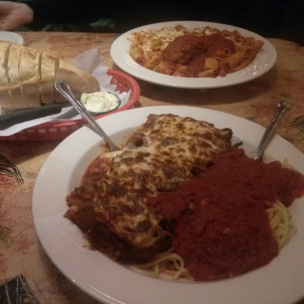 Foto diambil di Joey&#39;s Italian Restaurant oleh Frank C. pada 10/28/2013