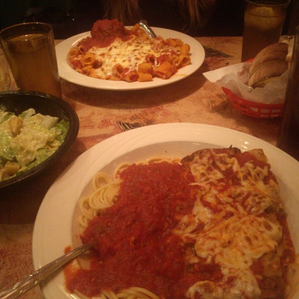 Das Foto wurde bei Joey&#39;s Italian Restaurant von Frank C. am 11/10/2013 aufgenommen