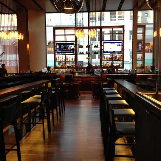 11/15/2012에 Tiffany T.님이 OneUP Restaurant &amp; Lounge에서 찍은 사진