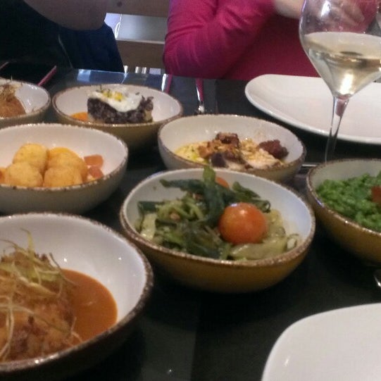 รูปภาพถ่ายที่ Slow Madrid restaurante โดย Araceli A. เมื่อ 12/28/2013