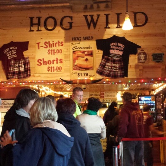 12/21/2013 tarihinde Sheila D.ziyaretçi tarafından The Original Hog Wild'de çekilen fotoğraf