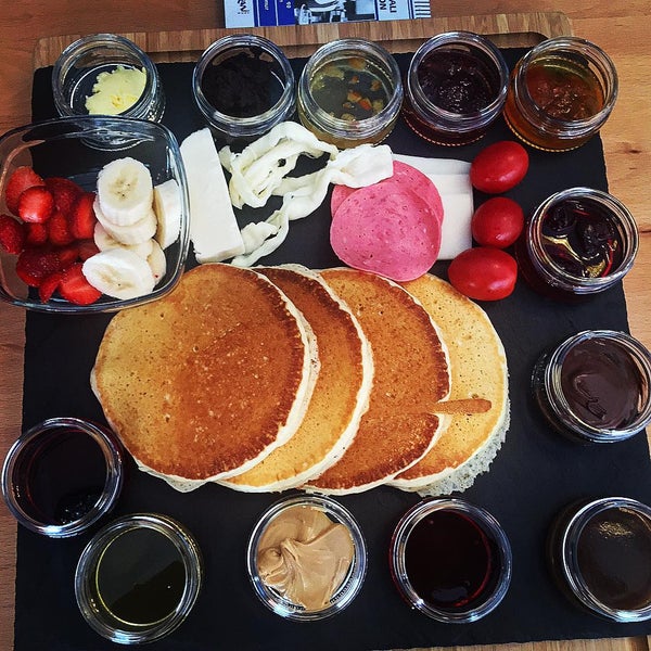 รูปภาพถ่ายที่ Kavanoz Pancakes &amp; Biscuits โดย Saudifooodie A. เมื่อ 7/18/2015