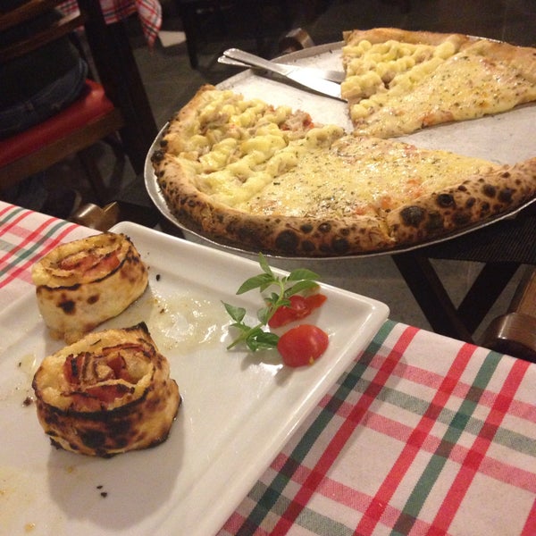 Photo taken at Vituccio Pizzeria by Débora B. on 4/30/2016