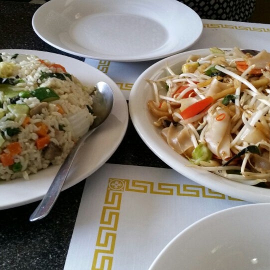 Foto tomada en Noodle &amp; Rice  por Frank L. el 5/9/2014
