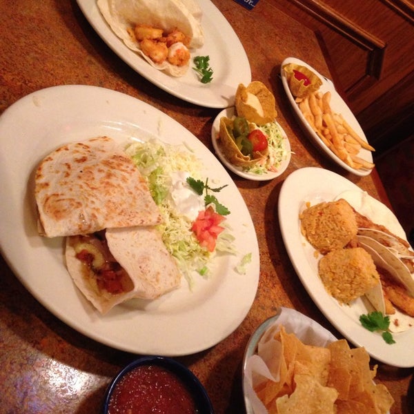 Foto diambil di La Parrilla Mexican Restaurant oleh Mo Alharbi pada 11/27/2013