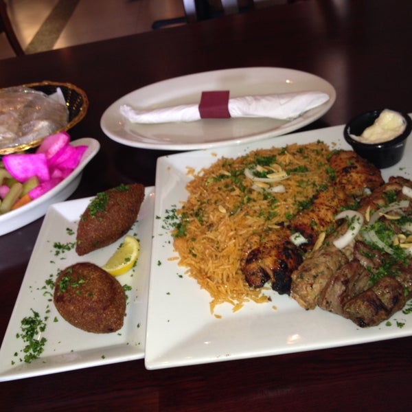 Foto tomada en Al Salam Restaurant and Market  por Mo Alharbi el 4/21/2013