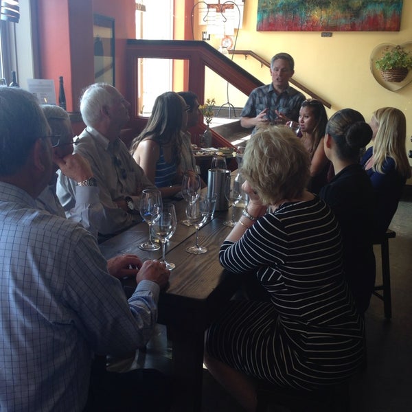 5/27/2014 tarihinde Jessica W.ziyaretçi tarafından Five Vines Wine Bar'de çekilen fotoğraf