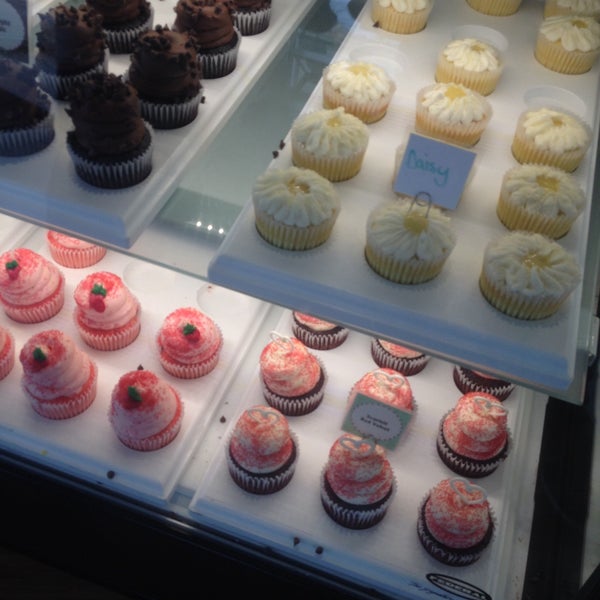 Photo taken at Gigi&#39;s Cupcakes Fort Worth, TX – Presidio Towne Crossing by Natalie H. on 3/6/2017