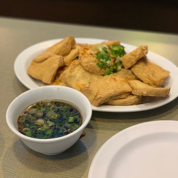 Foto diambil di Golden Deli Vietnamese Restaurant oleh 🎀 Jeejay 🎀 pada 7/16/2019