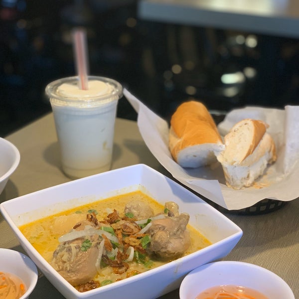 Foto diambil di Golden Deli Vietnamese Restaurant oleh 🎀 Jeejay 🎀 pada 2/15/2020