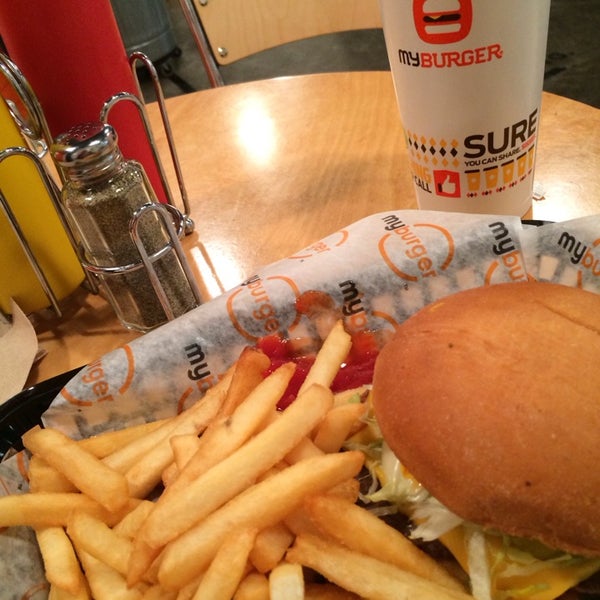 2/24/2014 tarihinde Kaci D.ziyaretçi tarafından My Burger'de çekilen fotoğraf