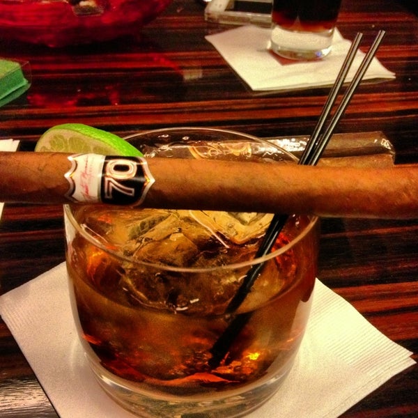 Foto tomada en Civil Cigar Lounge  por Barry el 3/15/2013