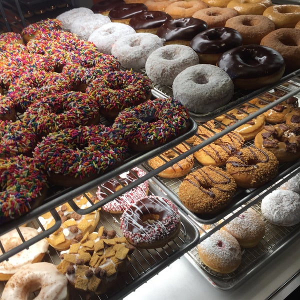 12/17/2016에 Geoffrey R.님이 Sugar Shack Donuts &amp; Coffee에서 찍은 사진