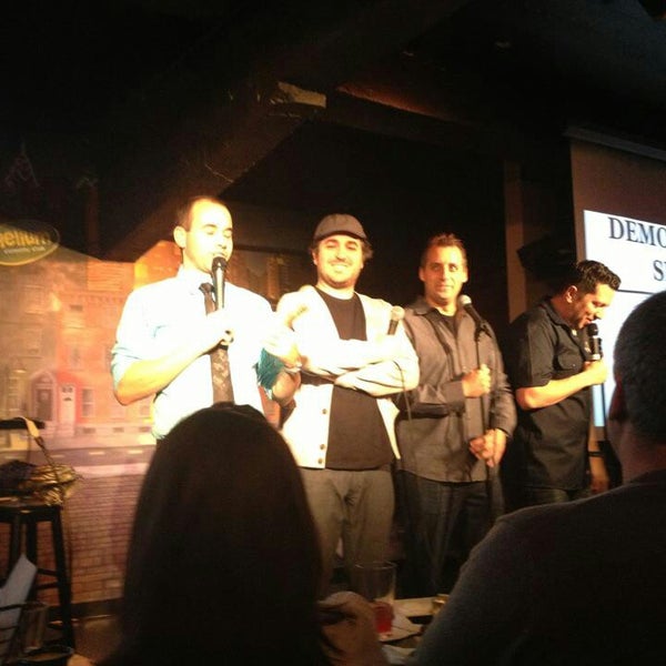 รูปภาพถ่ายที่ Helium Comedy Club โดย Erica เมื่อ 3/27/2013