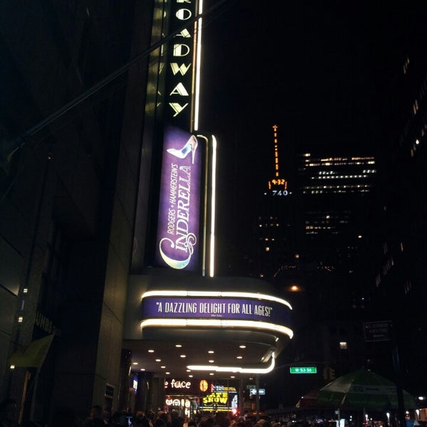 Photo prise au Cinderella on Broadway par Dani E. le7/26/2013