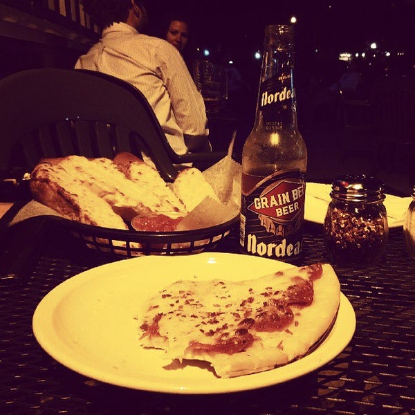 6/30/2013にnullrend ..がLeaning Tower of Pizzaで撮った写真