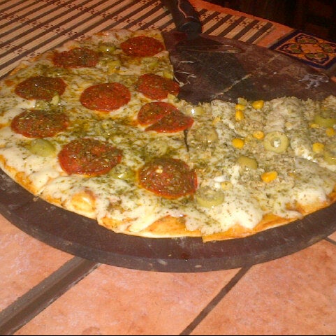 Снимок сделан в Tatati Pizza Gourmet пользователем Ana B. 12/6/2012