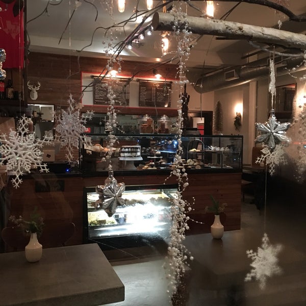 12/28/2017에 Justin B.님이 Red Dessert Dive &amp; Coffee Shop에서 찍은 사진