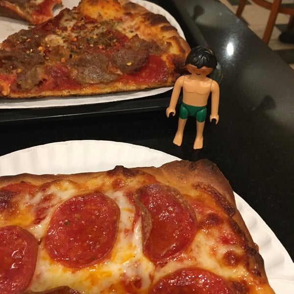 8/20/2018 tarihinde Justin B.ziyaretçi tarafından Ray&#39;s Pizza'de çekilen fotoğraf