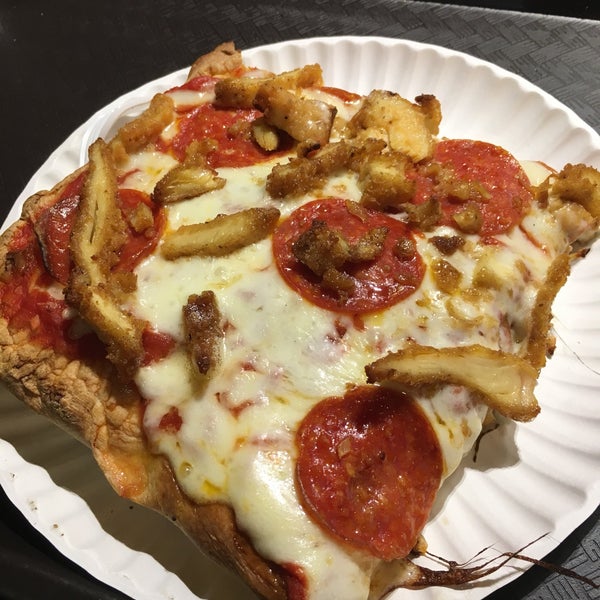 Снимок сделан в Ray&#39;s Pizza пользователем Justin B. 8/14/2018
