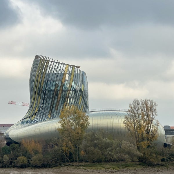 Foto diambil di La Cité du Vin oleh Wendy D. pada 12/3/2022