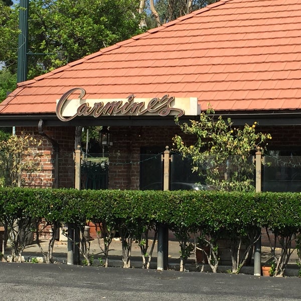 Das Foto wurde bei Carmine’s Italian Restaurant &amp; Bar von CJ Y. am 10/17/2015 aufgenommen