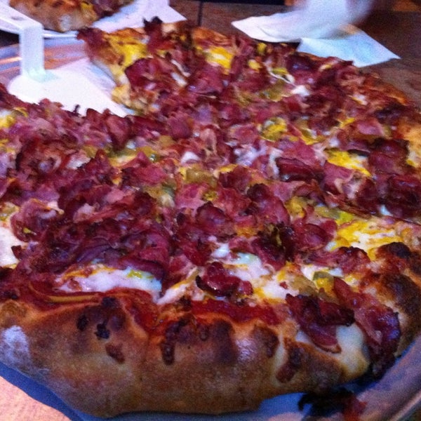 Foto tirada no(a) Downey Pizza Company por CJ Y. em 8/2/2014