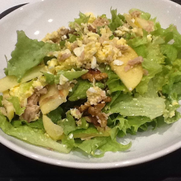 Das Foto wurde bei Eat Salad von Anne G. am 2/10/2014 aufgenommen