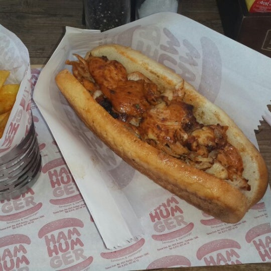 รูปภาพถ่ายที่ Hamhumger Sandwich &amp; Fried Chicken โดย Hakan A. เมื่อ 9/25/2014