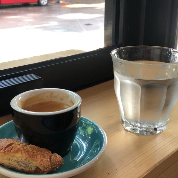 Foto diambil di Winstons Coffee oleh Iain F. pada 8/2/2018