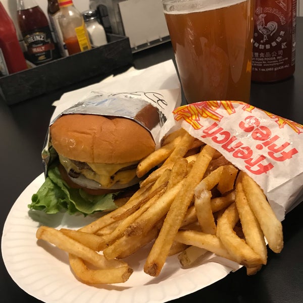 Foto tirada no(a) The Burger Garage por Damron C. em 12/9/2018