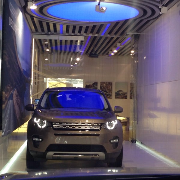10/8/2014에 Светлана Р.님이 Jaguar Land Rover Boutique에서 찍은 사진