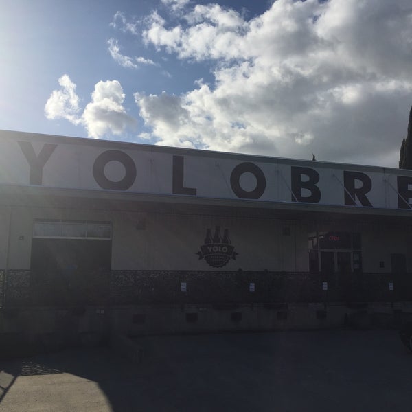 Das Foto wurde bei Yolo Brewing Co. von 💕Linds💕 am 3/23/2017 aufgenommen