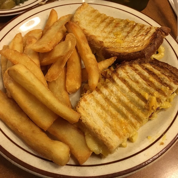 Photo taken at Canter&#39;s Delicatessen by Veronica on 12/1/2015