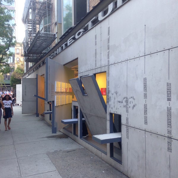 Foto tirada no(a) Storefront for Art and Architecture por chris h. em 9/19/2015