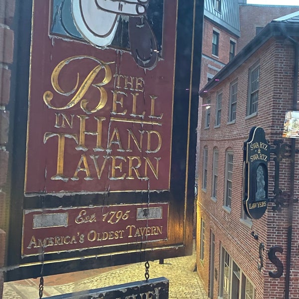 Снимок сделан в Bell In Hand Tavern пользователем Amy T. 7/22/2022