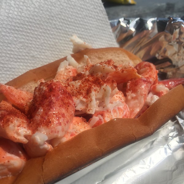 Foto diambil di Scarborough Lobster oleh Amy T. pada 7/27/2015
