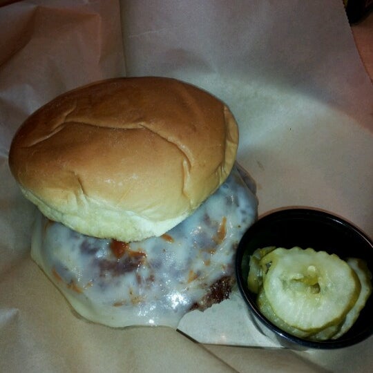 Photo taken at Meatheads Burgers &amp; Fries by Leticia R. on 11/15/2012
