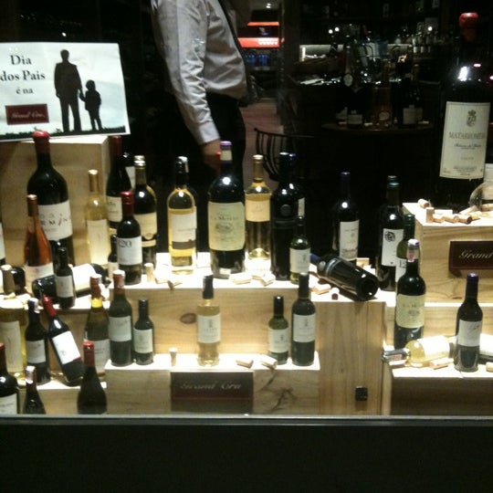 รูปภาพถ่ายที่ D&#39;Vinos - Wine Store โดย Renan A. เมื่อ 8/11/2012
