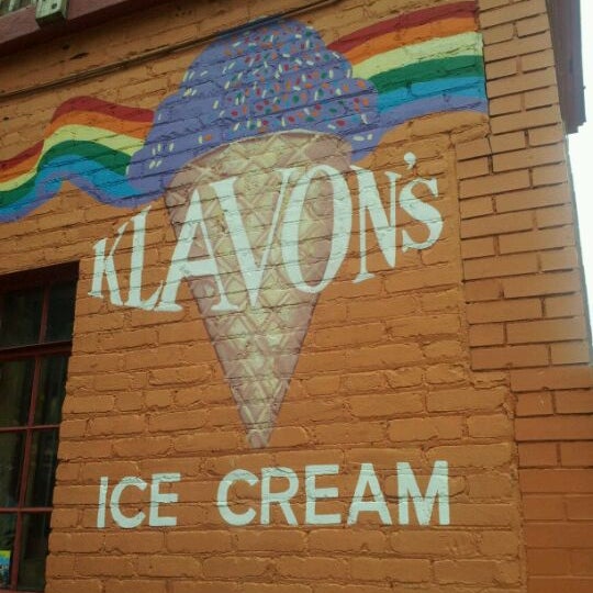Снимок сделан в Klavon&#39;s Ice Cream Parlor пользователем uncapd 10/10/2011