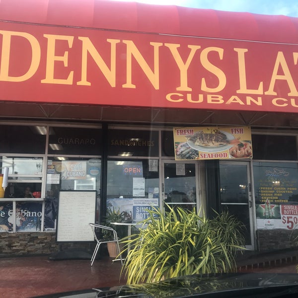 Foto tirada no(a) Denny&#39;s Latin Cafe por Mike M. em 12/26/2019