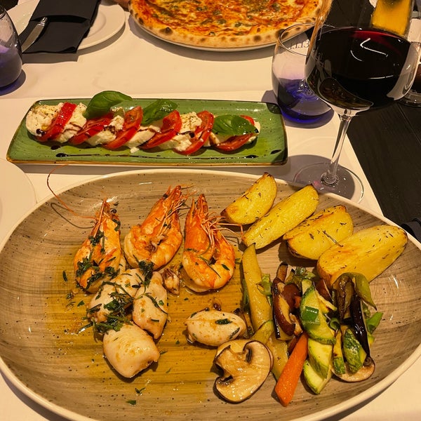 Here you can come for the food not interior and atmosphere. Friendly and quick service, kitchen is open till 9pm. Vegetarian, seafood dishes, pizzas and even menu of the day. Nice wine selection