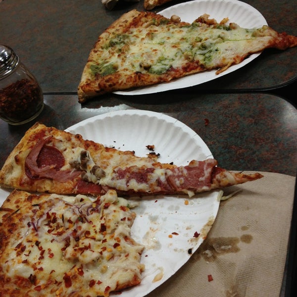 Снимок сделан в Pizza Zone &#39;N&#39; Grill пользователем Chantal K. 1/30/2013