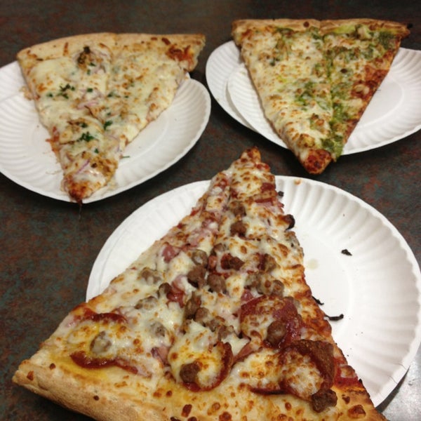 Снимок сделан в Pizza Zone &#39;N&#39; Grill пользователем Chantal K. 3/3/2013