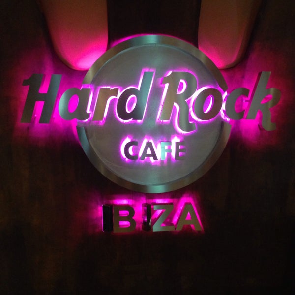 รูปภาพถ่ายที่ Hard Rock Cafe Ibiza โดย Cigdem D. เมื่อ 8/28/2015
