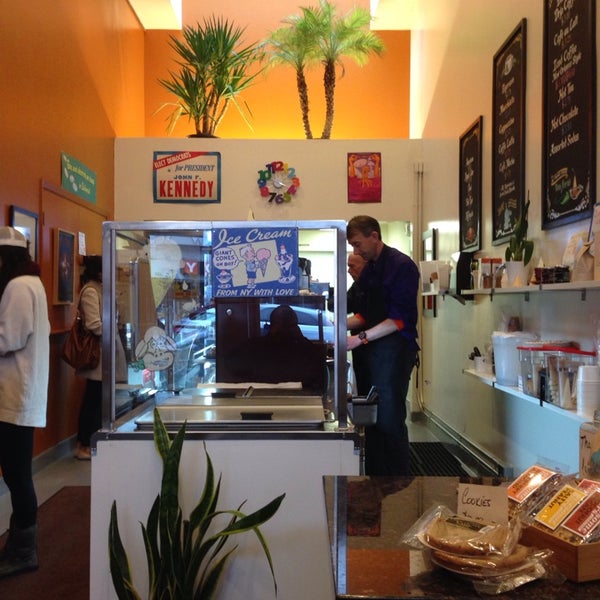 Foto tomada en Eureka! Cafe at 451 Castro Street  por Andrew T. el 2/8/2014