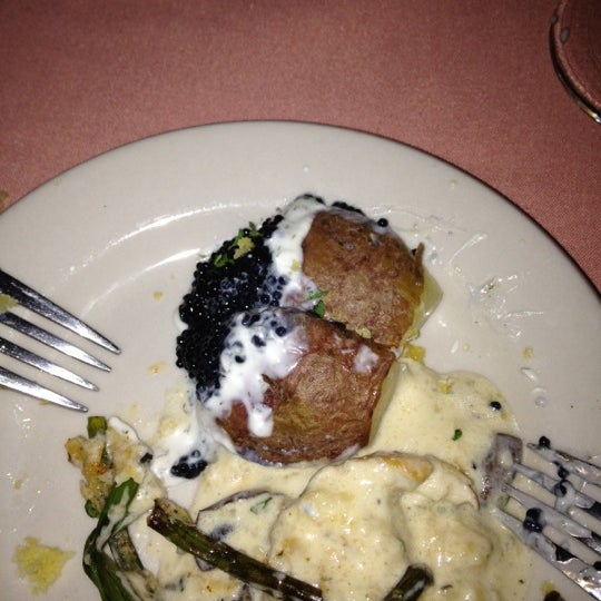 Снимок сделан в Olivier&#39;s Creole Restaurant in the French Quarter пользователем Byron L. 11/14/2012