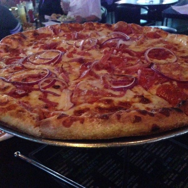 Снимок сделан в Santisi Brothers Pizzeria &amp; Sports Grill пользователем Kirk 3/14/2015