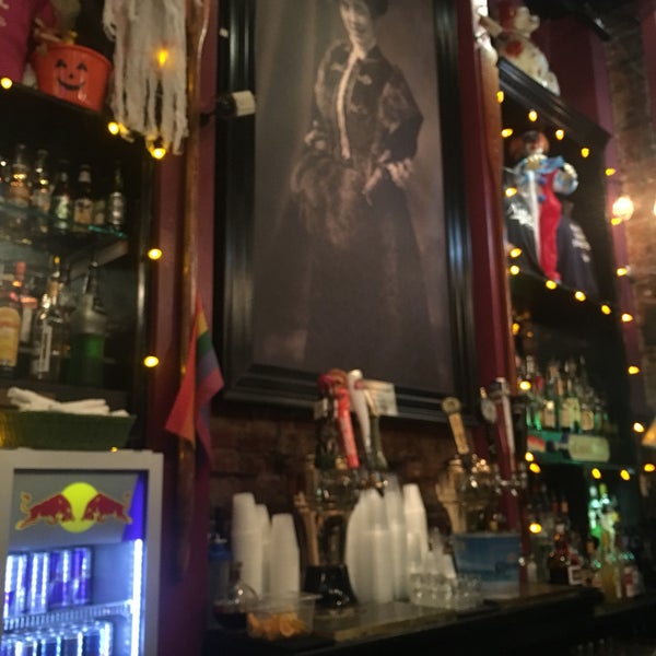 10/28/2017にKirkがNellie&#39;s Sports Barで撮った写真